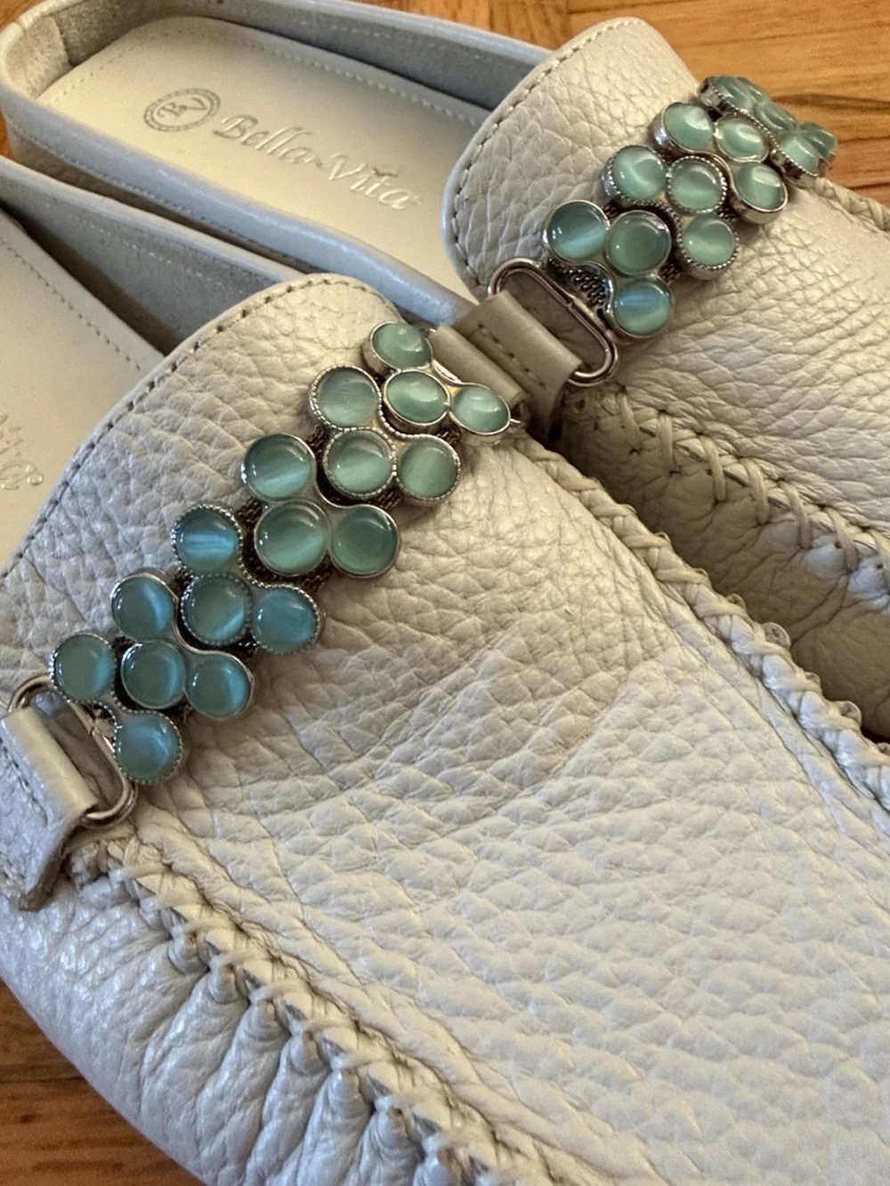 NWOT Bella Vita White Leather Loafers w/ Teal Accent - Women’s Size 7